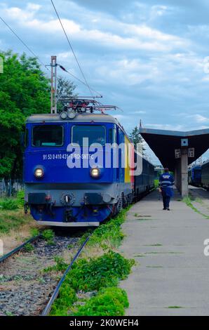 Treno in movimento o alla piattaforma ferroviaria a Suceava, stazione Burdujeni, Romania, 2022 Foto Stock