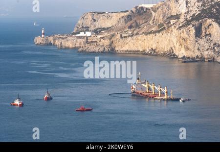 La nave portarinfuse OS 35, che si è scontrata con la petroliera Adam GNL al largo di Gibilterra, si trova in stato di allagamento mentre gli equipaggi si ripuliscono e impediscono la diffusione del petrolio. Foto Stock