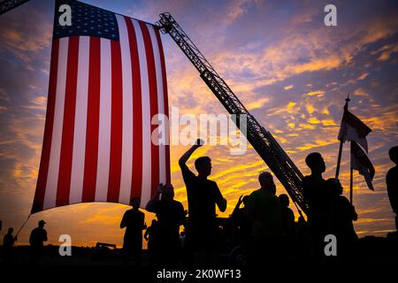 Fort Stewart, Stati Uniti d'America. 08 Settembre 2022. I soldati dell'esercito statunitense, stagliati dall'alba, attraversano il traguardo dopo aver completato un Patriot Day Run del 5K in ricordo degli attacchi del 911 all'Hunter Army Airfield, 8 settembre 2022 a Fort Stewart, Georgia. La nazione celebrerà il 21st° anniversario degli attacchi terroristici di al-Qaida che hanno ucciso quasi 3.000 persone il 11th settembre. Credito: SGT. Daniel Malta/DOD Photo/Alamy Live News Foto Stock