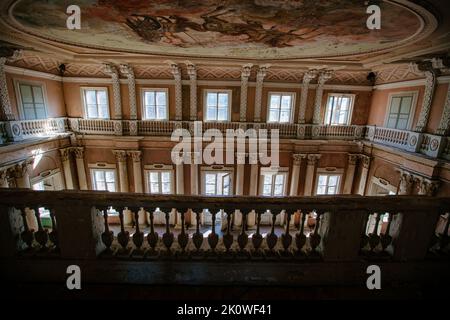 Antico maestoso palazzo storico abbandonato Znamenskoye-Sadki, vista interna. Foto Stock