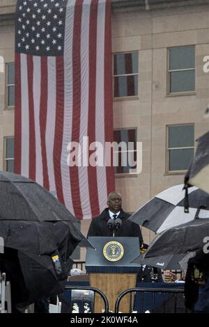 Washington, Stati Uniti d'America. 11 Settembre 2022. Il Segretario della Difesa degli Stati Uniti, Lloyd Austin, fa le sue osservazioni sotto la pioggia battente durante una cerimonia che ricorda le vittime degli attacchi al-Quida al National 9/11 Pentagon Memorial, 11 settembre 2022 ad Arlington, Virginia. La nazione ha segnato il 21st° anniversario degli attacchi terroristici che hanno ucciso quasi 3.000 persone. Credit: pO2 Alexander Kubitza/DOD Photo/Alamy Live News Foto Stock