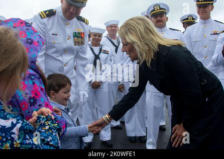Shankville, Stati Uniti d'America. 11 Settembre 2022. La First Lady americana Jill Biden saluta i membri della famiglia USS Somerset durante la cerimonia di commemorazione degli attacchi terroristici del 911 al Flight 93 National Memorial, 11 settembre 2022 a Shankville, Pennsylvania. La nazione ha segnato il 21st° anniversario degli attacchi terroristici di al-Qaida che hanno ucciso quasi 3.000 persone. Credit: MC1 Benjamin Dobbs/US Navy Photo/Alamy Live News Foto Stock