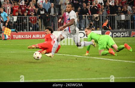 Monaco, Germania. 13th Set, 2022. Calcio: Champions League, Bayern Munich - FC Barcelona, fase di gruppo, Gruppo C, Giornata 2, Allianz Arena. Leroy Sané (l) di Monaco segna l'obiettivo per raggiungere 2:0. Credit: Sven Hoppe/dpa/Alamy Live News Foto Stock