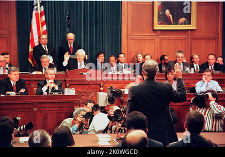 Il Presidente del Comitato giudiziario della Camera degli Stati Uniti Henry Hyde amministra il giuramento al Consiglio indipendente Kenneth Starr prima della testimonianza di Starr davanti al Comitato giudiziario durante un'audizione sugli articoli pendenti di impeachment contro il Presidente degli Stati Uniti Bill Clinton a Capitol Hill a Washington, DC il 19 novembre 1998.Credit: Brad Markel/Pool tramite CNP Foto Stock