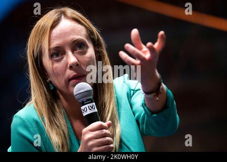 Torino, Italia. 13 settembre 2022. Meloni Gestures, leader del partito di estrema destra italiano Fratelli d'Italia Giorgia, durante un rally nell'ambito della campagna elettorale generale. Gli italiani si dirigono ai sondaggi per le elezioni generali del 25 settembre. Credit: Nicolò campo/Alamy Live News Foto Stock