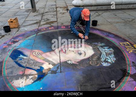 © Jeff Moore artista Julian Beever crea un disegno in gesso della regina Elisabetta II sul marciapiede al di fuori della National Portrait Gallery di Lond Foto Stock