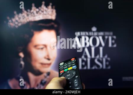 Belgrado, Serbia - 12 settembre 2022: La regina Elisabetta II passa. Guardare il documentario 'soprattutto altro' in tv sul compianto Queen of England con telecomando Foto Stock