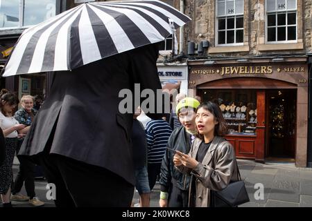 Edinburgh Festival Fringe 2022-5 ago-29 ago Edinburgo Regno Unito. Artisti per strada. Attori di teatro di strada e musicisti nel campidoglio della Scozia Foto Stock