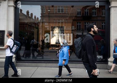 Londra, Regno Unito. 13th Set, 2022. La gente passa davanti al ritratto della regina Elisabetta II visualizzato sulla vetrina di Selfridges. I negozi sono un tributo alla Regina Elisabetta II sulla strada principale nel centro di Londra. (Foto di Hesther ng/SOPA Images/Sipa USA) Credit: Sipa USA/Alamy Live News Foto Stock