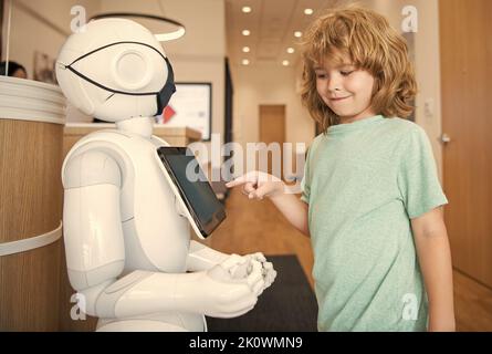 ragazzo interagire con robot intelligenza artificiale, comunicazione Foto Stock