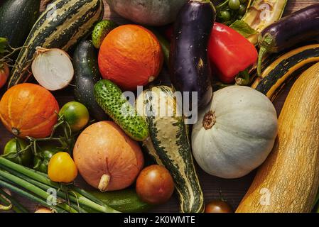 Sul tavolo sono disposte diverse verdure autunnali mature. Vista dall'alto. Sfondo di fresco Vegets.The concetto di uno stile di vita sano. Foto Stock