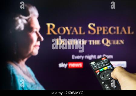 Belgrado, Serbia - 12 settembre 2022: La regina Elisabetta II passa. Guardare il documentario 'Royal Special Death of the Queen' in tv con telecomando Foto Stock