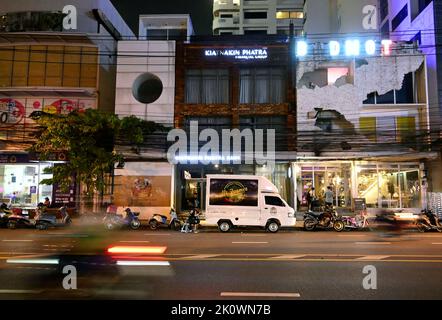 Bangkok, Thailandia. 13th Set, 2022. Una vista dettagliata della strada del carrello a comparsa '' MR Farmer''. Nella popolare area della vita notturna di Thong lo nel centro di Bangkok, i camion pop-up di marijuana vendono marijuana legale per uso personale. Il Regno di Thailandia è la prima nazione in Asia a depenalizzare la marijuana per uso medico e personale. Il 9 giugno 2022, la marihuana è stata rimossa dalla categoria dei narcotici, rendendo legale la vendita e l'acquisto dell'erba. (Credit Image: © Paul Lakatos/SOPA Images via ZUMA Press Wire) Credit: ZUMA Press, Inc./Alamy Live News Foto Stock