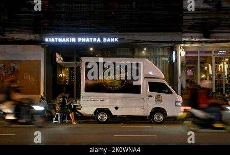 Bangkok, Thailandia. 13th Set, 2022. Una vista dettagliata della strada del carrello a comparsa ''MR Farmer''. Nella popolare area della vita notturna di Thong lo nel centro di Bangkok, i camion pop-up di marijuana vendono marijuana legale per uso personale. Il Regno di Thailandia è la prima nazione in Asia a depenalizzare la marijuana per uso medico e personale. Il 9 giugno 2022, la marihuana è stata rimossa dalla categoria dei narcotici, rendendo legale la vendita e l'acquisto dell'erba. (Credit Image: © Paul Lakatos/SOPA Images via ZUMA Press Wire) Credit: ZUMA Press, Inc./Alamy Live News Foto Stock