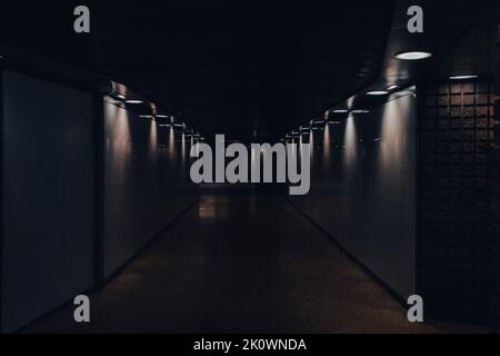 Vista ad angolo alto di un tunnel sotterraneo vuoto. Spazio di copia. Foto Stock