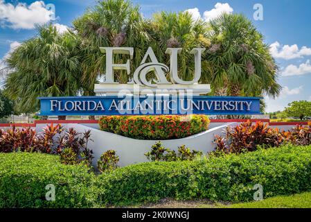 DAVIE, FL, USA - 1 LUGLIO 2022: Ingresso alla Florida Atlantic University. Foto Stock