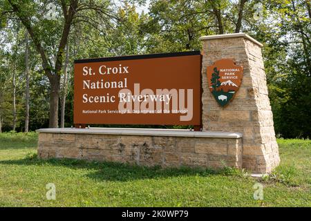 STILLWATER, Minnesota, USA - 10 SETTEMBRE 2022: Cartello di St. Croix National Scenic Riverway lungo il fiume St. Croix. Foto Stock
