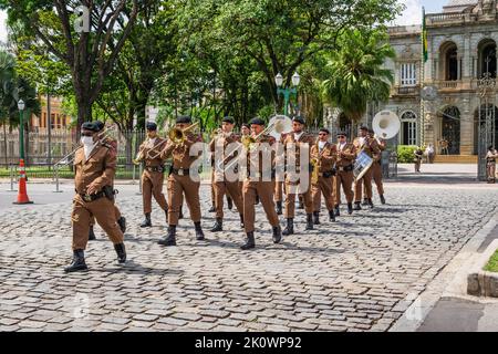 Banda militare brasiliana in marcia sulla strada di fronte a Palácio da Liberdade a Belo Horizonte, Brasile. Foto Stock