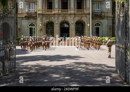 Polizia militare brasiliana in piedi a Palácio da Liberdade a Belo Horizonte, Brasile per il cambio della guardia. Foto Stock