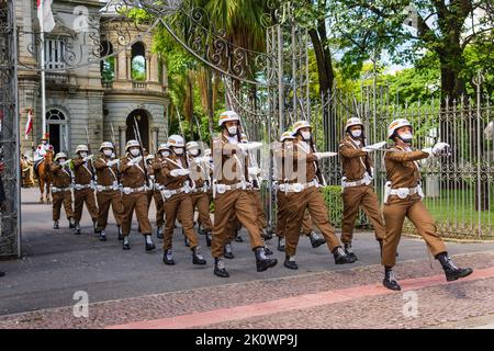 Polizia militare brasiliana che si è fatta strada da Palácio da Liberdade a Belo Horizonte, Brasile, per il cambio della guardia. Foto Stock