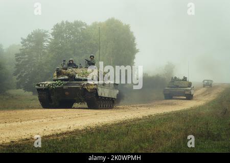 I soldati italiani assegnati a 4th reggimento serbatoio della Brigata Garibaldi d'Italia conducono una pattuglia di sicurezza in FV4034 serbatoi Challenger 2 durante l'esercizio Saber Junction 22 presso Hohenfels Training Area, Joint Multinational Readiness Center (JMRC) a Hohenfels, Germania, 12 settembre 2022. Saber Junction 22 è una rotazione di addestramento al combattimento progettata per valutare la prontezza dell'IBCT 173rd (ABN) nell'esecuzione delle operazioni in un ambiente congiunto e combinato e per promuovere l'interoperabilità con le nazioni alleate e partner partecipanti. (Foto dell'esercito degli Stati Uniti di SPC. Nicko Bryant Jr.) Foto Stock