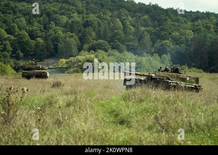 Soldati italiani assegnati a 4th serbatoio Regiment di Garibaldi Brigata d'Italia tirare la sicurezza durante le manovre in FV4034 serbatoi Challenger 2 durante esercizio Saber Junction 22 presso Hohenfels Training Area, Joint multinazionale Readiness Center (JMRC) a Hohenfels, Germania, 12 settembre 2022. Saber Junction 22 è una rotazione di addestramento al combattimento progettata per valutare la prontezza dell'IBCT 173rd (ABN) nell'esecuzione delle operazioni in un ambiente congiunto e combinato e per promuovere l'interoperabilità con le nazioni alleate e partner partecipanti. (Foto dell'esercito degli Stati Uniti di SPC. Nicko Bryant Jr.) Foto Stock