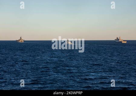 MAR BALTICO (settembre 4, 2022) da sinistra, la nave d'assalto anfibio USS Kearsarge (LHD 3), la fregata portoghese Vaso da Gama NRP Corte-Real (F332), E la nave portuale di trasporto anfibio di classe San Antonio USS Arlington (LPD 24), navigano in formazione durante un esercizio di manovra nel Mar Baltico, come visto dalla nave portuale di atterraggio di classe Whidbey Island USS Gunston Hall (LSD 44), 4 settembre 2022. Gunston Hall, assegnata al Kearsarge Amphibious Ready Group e imbarcata in 22nd Marine Expeditionary Unit, sotto il comando e il controllo della Task Force 61/2, è in programma un dispiegamento in t Foto Stock