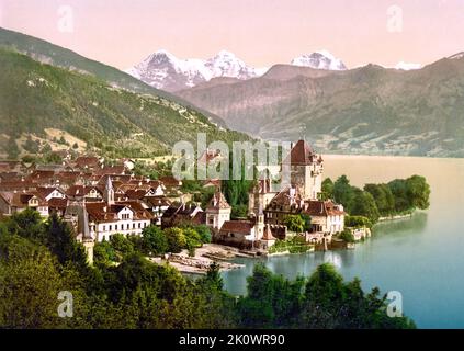 Castello di Oberhofen e Lago di Thun, Oberhofen am Thunersee, Berna, Svizzera 1890. Foto Stock