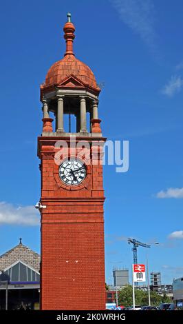 La storica stazione vittoriana Bolton torre dell'orologio, 1899 al centro città interscambio, Greater Manchester, Lancashire, Inghilterra, Regno Unito, BL2 1BE ricostruito Foto Stock