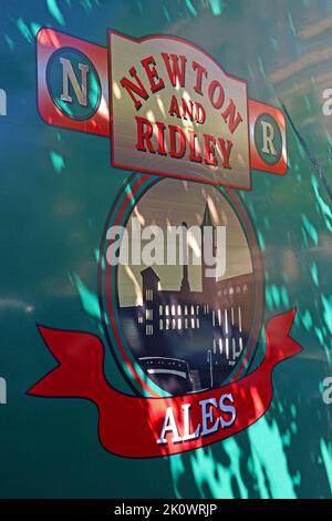 Furgone e logo Newton and Ridley ales, da Coronation Streets Rovers Return Foto Stock