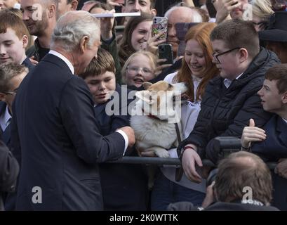 Il re britannico Carlo III (L) incontra i membri del pubblico durante una passeggiata in Writers' Square a Belfast, martedì 13 settembre 2022, durante la sua visita in Irlanda del Nord. Re Carlo III si è recato a Belfast, dove è disposto a ricevere tributi da partiti pro-UK e le simpatie rispettose dei nazionalisti, che tuttavia possono vedere la riunificazione con l'Irlanda avvicinarsi. Foto di WPA Pool/Royal Family/UPI. Credit: UPI/Alamy Live News Foto Stock