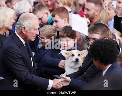 Il re britannico Carlo III (L) incontra i membri del pubblico durante una passeggiata in Writers' Square a Belfast, martedì 13 settembre 2022, durante la sua visita in Irlanda del Nord. Re Carlo III si è recato a Belfast, dove è disposto a ricevere tributi da partiti pro-UK e le simpatie rispettose dei nazionalisti, che tuttavia possono vedere la riunificazione con l'Irlanda avvicinarsi. Foto di WPA Pool/Royal Family/UPI. Credit: UPI/Alamy Live News Foto Stock