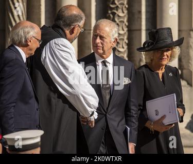 Belfast, Irlanda del Nord. 13th Set, 2022. S.A.R. Re Carlo III e Camilla, la Regina Consort, arrivano alla Cattedrale di Sant'Anna a Belfast, Irlanda del Nord, martedì 13 settembre 2022, Assistere ad un servizio di preghiera in memoria della Regina Elisabetta II Photo by UK Ministry of Defense/UPI Credit: UPI/Alamy Live News Foto Stock