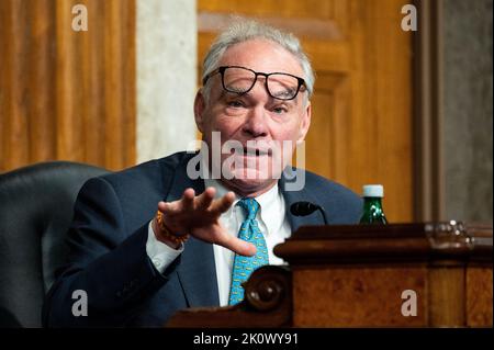 Washington, Stati Uniti. 13th Set, 2022. Il senatore americano Tim Kaine (D-VA) parla a un'audizione del Senato Armed Services Committee. Credit: SOPA Images Limited/Alamy Live News Foto Stock