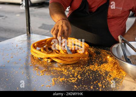 Ruota a forbice per taglio manuale su tavola in acciaio inox. (Aruda) Foto Stock