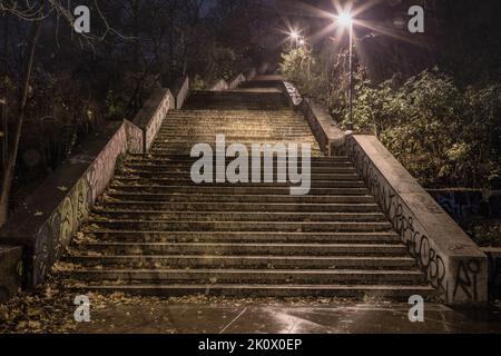 Scale di strada con lampione nel centro storico di Praga di notte, Repubblica Ceca Foto Stock