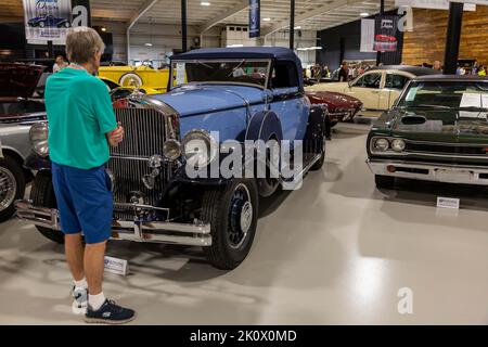 Un uomo guarda una Coupe convertibile 1931 Pierce-Arrow blu bicolore modello 42 in mostra all'asta Auburn 2022 di Auburn nel mondo, Ind. Foto Stock