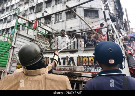 Kolkata, Bengala Occidentale, India. 13th Set, 2022. Il personale di polizia che si è accusato di lathi nei confronti del sostenitore del BJP durante il loro ''˜Nabanna Abhijan' (marzo al Segretariato) per protestare contro presunte pratiche corrotte del governo TMC.il BJP ha organizzato il mega ''˜Nabanna Cholo' rally per protestare contro le presunte pratiche corrotte del governo guidato da Mamata Banerjee nel Bengala. Secondo il piano del BJP, sono stati tentati rally da tre punti per raggiungere il segretariato di Stato. Quello di Howrah Maidan, guidato da Sukanta Majumdar. Un altro di Satraganchi, guidato da Suvendu Adhi Foto Stock