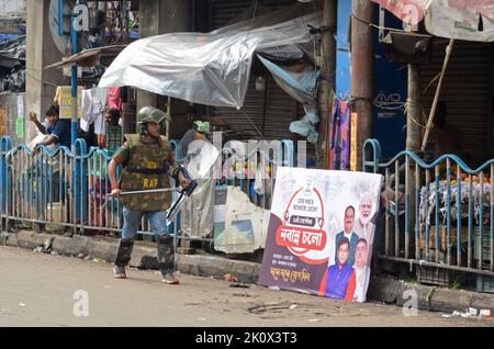 Kolkata, Bengala Occidentale, India. 13th Set, 2022. Una polizia che si è recata a lathi-charge per disperdere i manifestanti durante la loro ''˜Nabanna Abhijan' (marzo al Segretariato) per protestare contro le presunte pratiche corrotte del governo TMC.il BJP ha organizzato il mega ''˜Nabanna Cholo' rally per protestare contro le presunte pratiche corrotte del governo guidato da Mamata Banerjee nel Bengala. Secondo il piano del BJP, sono stati tentati rally da tre punti per raggiungere il segretariato di Stato. Quello di Howrah Maidan, guidato da Sukanta Majumdar. Un altro di Satraganchi, guidato da Suvendu Adhikari e. Foto Stock