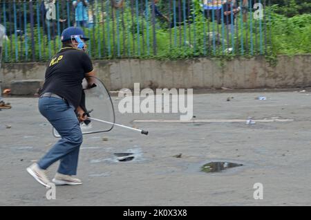 Kolkata, Bengala Occidentale, India. 13th Set, 2022. Una polizia ha anche buttato il brickbat verso i sostenitori del BJP durante la loro ''˜Nabanna Abhijan' (marcia al Segretariato) per protestare contro le presunte pratiche corrotte del governo TMC. Il BJP ha organizzato il mega ''˜Nabanna Cholo' rally per protestare contro le presunte pratiche corrotte del governo guidato da Mamata Banerjee nel Bengala. Secondo il piano del BJP, sono stati tentati rally da tre punti per raggiungere il segretariato di Stato. Quello di Howrah Maidan, guidato da Sukanta Majumdar. Un altro di Satraganchi, guidato da Suvendu Adhikari An Foto Stock