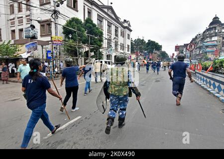 Kolkata, Bengala Occidentale, India. 13th Set, 2022. Il personale di polizia che si è recato a far carico dei sostenitori del BJP durante ''˜Nabanna Abhijan' (marzo al Segretariato) per protestare contro le presunte pratiche corrotte del governo TMC.il BJP ha organizzato il mega ''˜Nabanna Cholo' rally per protestare contro le presunte pratiche corrotte del governo guidato da Mamata Banerjee nel Bengala. Secondo il piano del BJP, sono stati tentati rally da tre punti per raggiungere il segretariato di Stato. Quello di Howrah Maidan, guidato da Sukanta Majumdar. Un altro di Satraganchi, guidato da Suvendu Adhikari e D Foto Stock