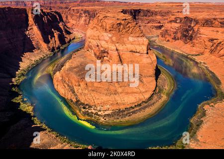 Horseshoe Bend sopra il fiume Colorado smeraldo al tramonto, Page, Arizona, Stati Uniti Foto Stock