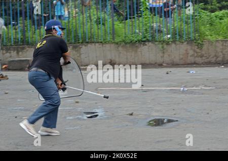 Una polizia ha anche buttato il brickbat contro i sostenitori del BJP durante la loro “Nabanna Abhijan” (marcia al Segretariato) per protestare contro le presunte pratiche corrotte del governo TMC. Il BJP ha organizzato il mega rally “Nabanna Cholo” per protestare contro le presunte pratiche corrotte del governo guidato da Mamata Banerjee nel Bengala. Secondo il piano del BJP, sono stati tentati rally da tre punti per raggiungere il segretariato di Stato. Quello di Howrah Maidan, guidato da Sukanta Majumdar. Un altro di Satraganchi, guidato da Suvendu Adhikari e Dilip Ghosh, ha guidato i lavoratori per il terzo rally del College Foto Stock