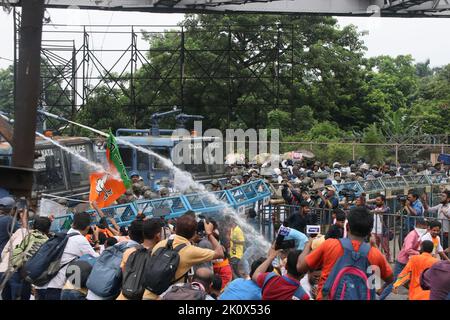 Kolkata, India. 13th Set, 2022. Diversi leader del BJP nel Bengala occidentale, tra cui il leader dell'opposizione Suvendu Adhikari, sono stati arrestati oggi dalla polizia quando stavano marciando al segretariato di stato 'Nabanna' a Kolkata, nel quadro di una grande protesta per la presunta corruzione da parte del governo al governo del Congresso Trinamool, La polizia ha usato cannoni a gas lacrimogeno e ad acqua per disperdere i manifestanti vicino al ponte Howrah mentre si scontravano con i funzionari di sicurezza. Anche una macchina della polizia è stata messa in fiamme. Diversi lavoratori del BJP sono stati arrestati dalla polizia in seguito agli scontri. Credit: Pacific Press Media Production Corp Foto Stock