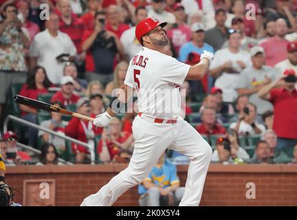 St. Louis, Stati Uniti. 13th Settembre 2022. St. Louis Cardinals Albert Pujols guarda il baseball mentre vola fuori nel terzo inning contro i Milwaukee Brewers al Busch Stadium di St. Louis il martedì 13 settembre 2022. Foto di Bill Greenblatt/UPI Credit: UPI/Alamy Live News Foto Stock