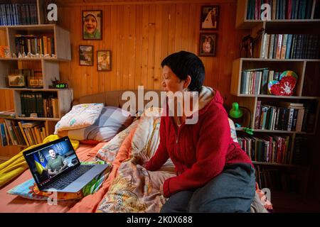 Vyshenky, Ucraina. 13th Set, 2022. Una donna guarda il discorso del presidente ucraino Volodymyr Zelensky nel villaggio di Vyshenky vicino Kyiv. Il presidente Volodymyr Zelensky registra regolarmente i videomessaggi agli ucraini in mezzo all'invasione russa. Credit: SOPA Images Limited/Alamy Live News Foto Stock