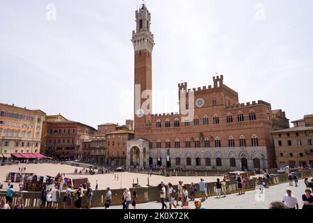 SIENA, ITALIA - 22 GIUGNO 2022: Piazza del campo il principale spazio pubblico del centro storico di Siena, Toscana, Italia Foto Stock