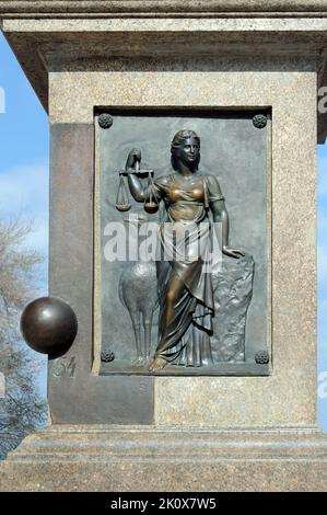 Rilievo bronzeo raffigurante la dea della giustizia Themis sul Monumento al Duca Richelieu a Odesa, Ucraina. Foto Stock
