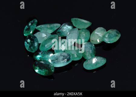 Gemma naturale verde smeraldo su sfondo nero Foto Stock