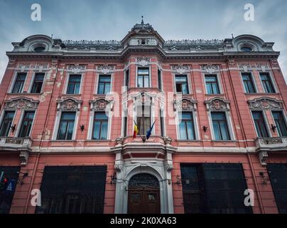 Banca Nazionale di Romania nella città vecchia di Brasov, situato nel palazzo Czell. Facciata di un vecchio edificio di colore rosa, stile architettonico tradizionale Foto Stock